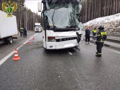 Автобус с 51 ребенком попал в страшную аварию с автовозом — пятеро детей пострадали в Челябинской области, сообщили в СК