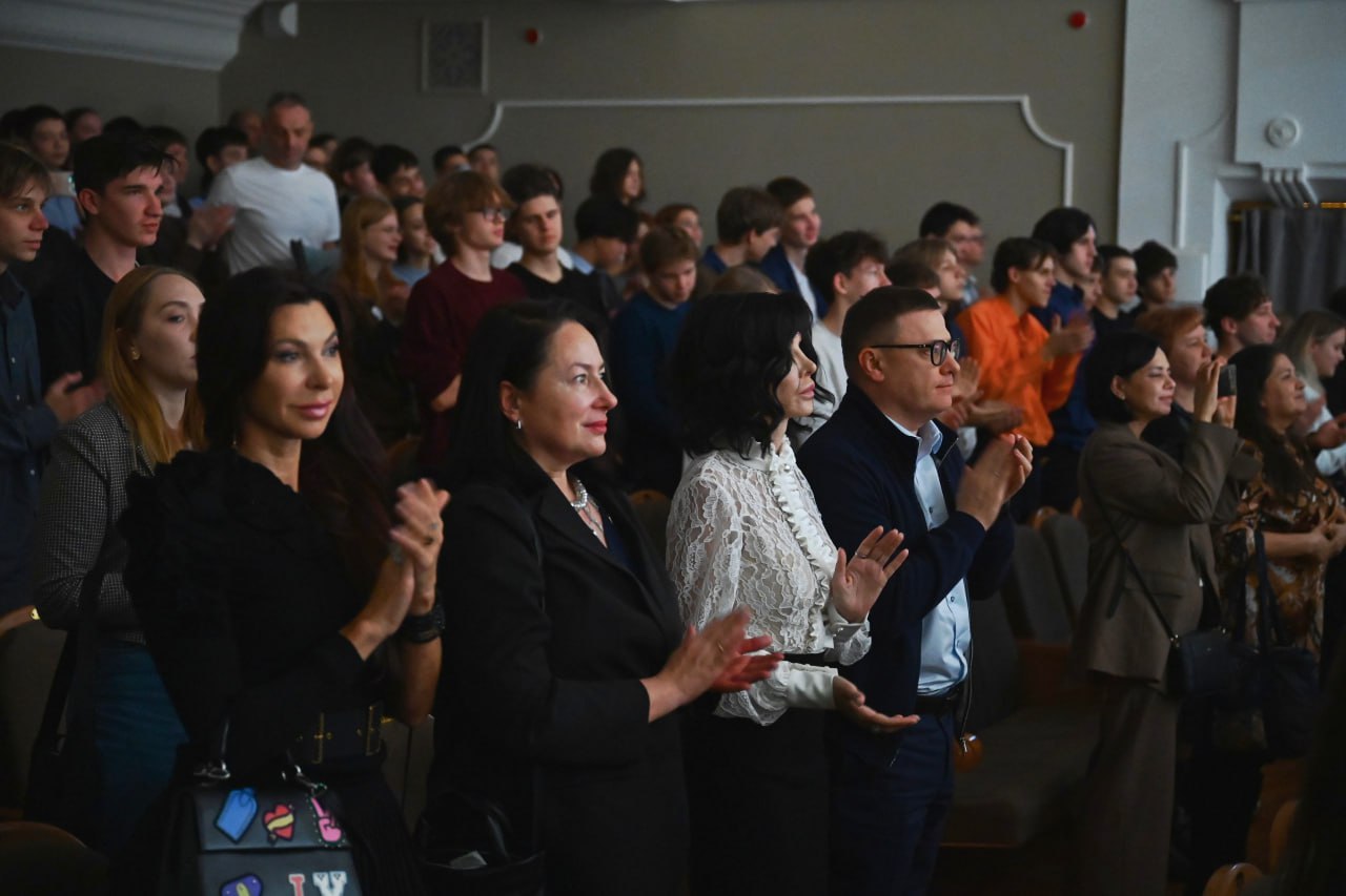 Алексей Текслер с супругой посетил Молодежный театр, визит был приурочен к 60-летнему юбилею театра