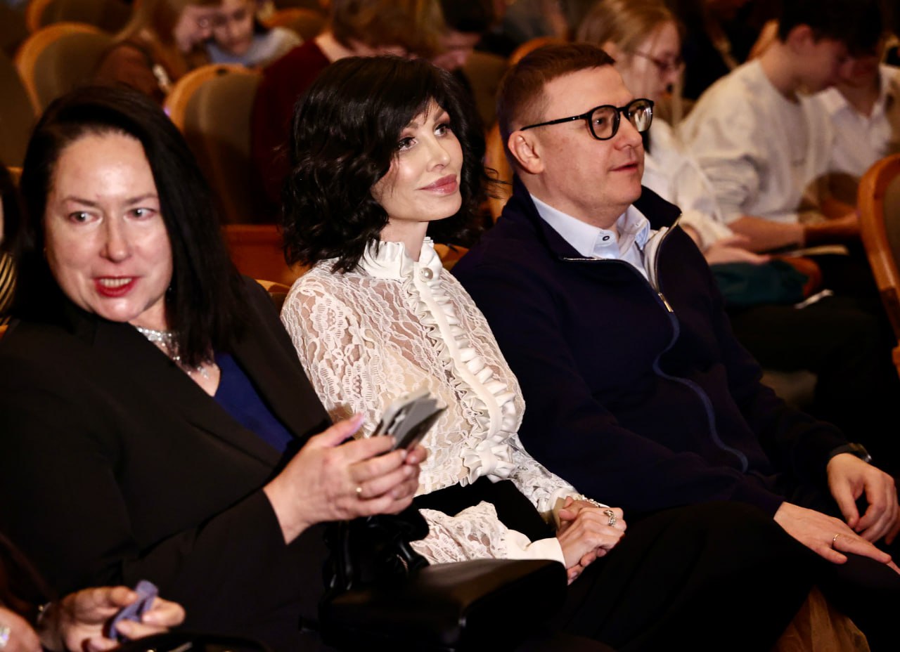 Алексей Текслер поздравил челябинский театр с «Золотой маской» Алексей Текслер поздравил челябинский театр с «Золотой маской»