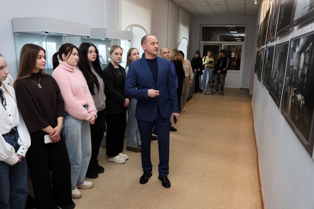 В Южно-Уральском государственном гуманитарно-педагогическом университете открылась фотовыставка Сергея Коляскина «Сила в правде»