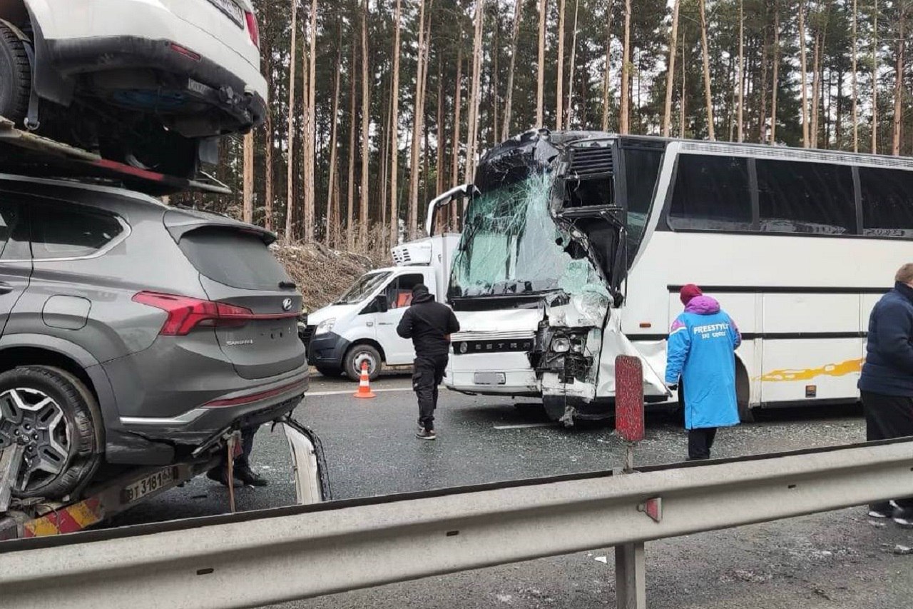 Автобус с детьми столкнулся с автовозом на трассе М5 пд Миассом
