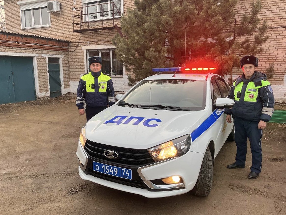 Сотрудники Госавтоинспекции Брединского района оказали помощь при тушении пожара