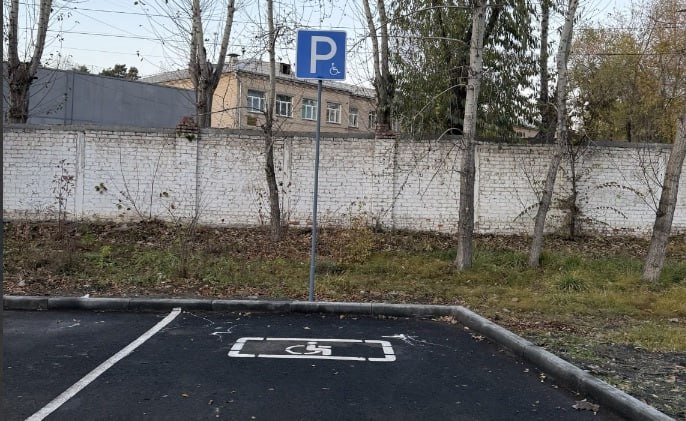 На парковках у двух больниц Челябинска сделали места для инвалидов