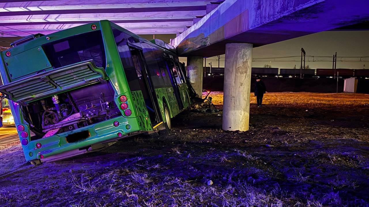 Автобус с пассажирами врезался в опору моста в Челябинске Автобус с пассажирами врезался в опору моста в Челябинске