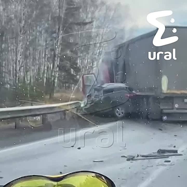 Фура въехала в легковушку на М-5 и вмяла её в отбойник