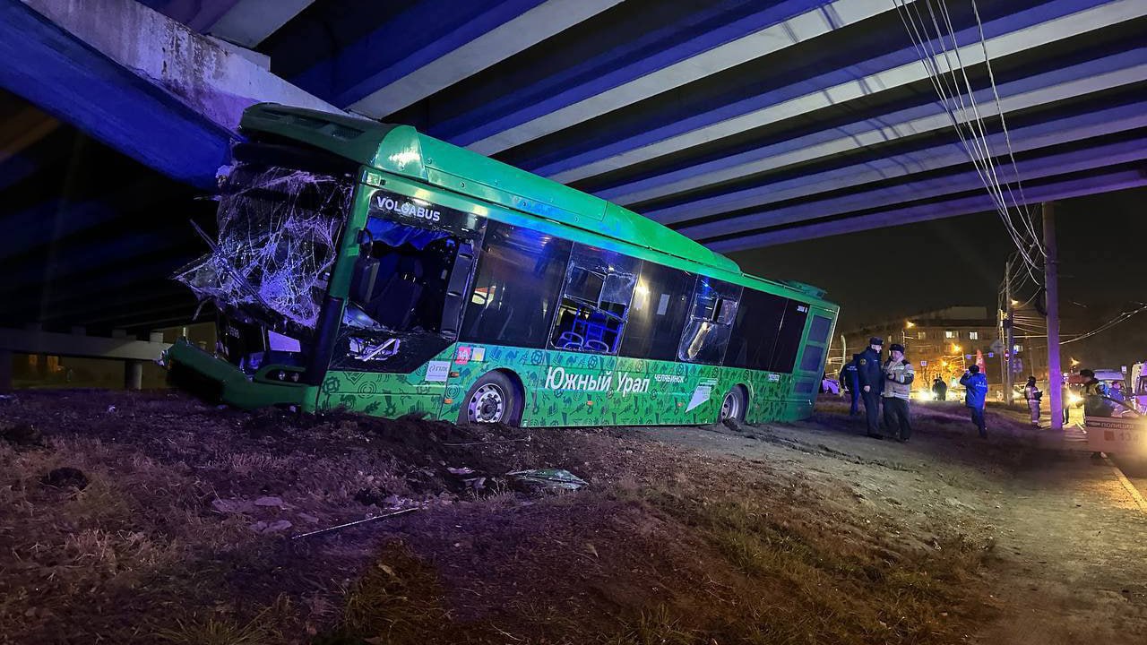 Автобус с пассажирами врезался в опору моста в Челябинске
