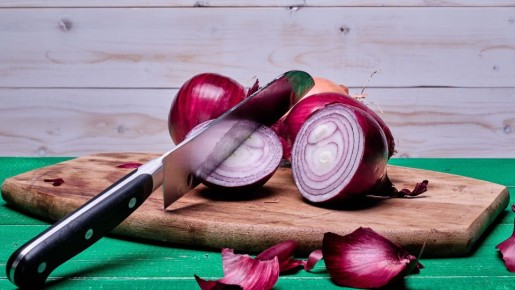 Пролежит хоть пару месяцев: вот как надо хранить лук