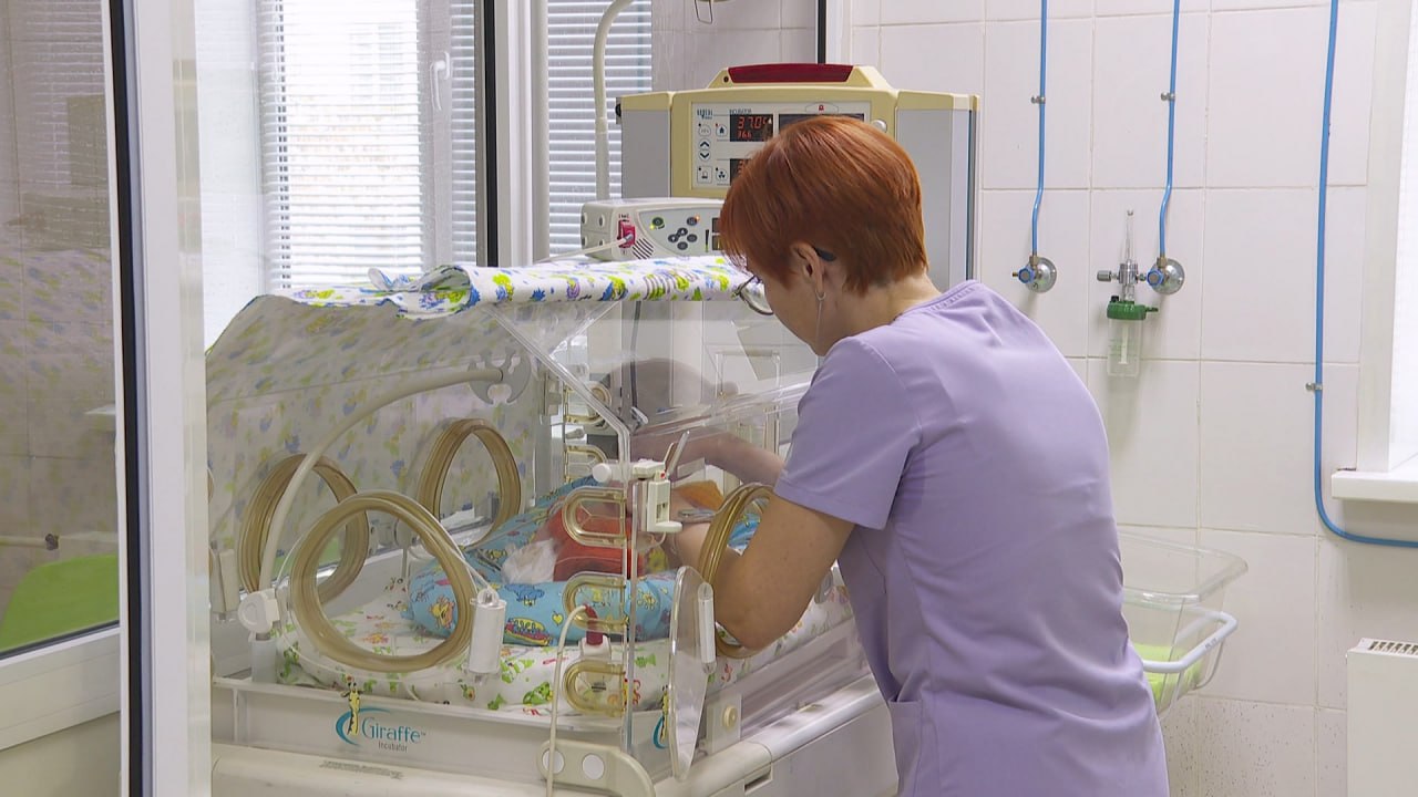 Яркая шапочка и носочки: как в Челябинске выхаживают недоношенных детей