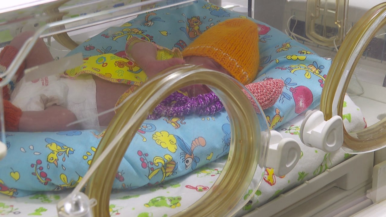 Яркая шапочка и носочки: как в Челябинске выхаживают недоношенных детей Яркая шапочка и носочки: как в Челябинске выхаживают недоношенных детей