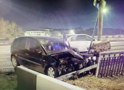 Пьяный водитель врезался в металлическое ограждение и столб в Челябинске