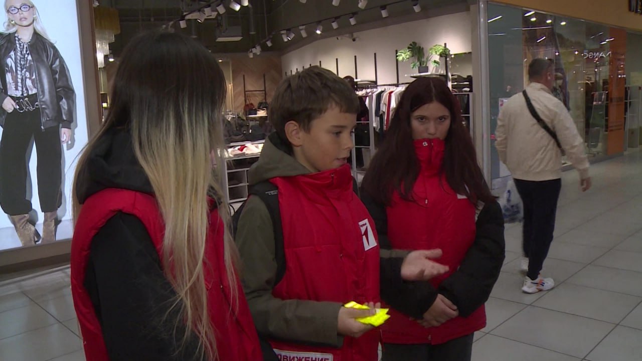 Светлячки на дорогах: что такое фликеры и зачем их раздают в ТРК Челябинска