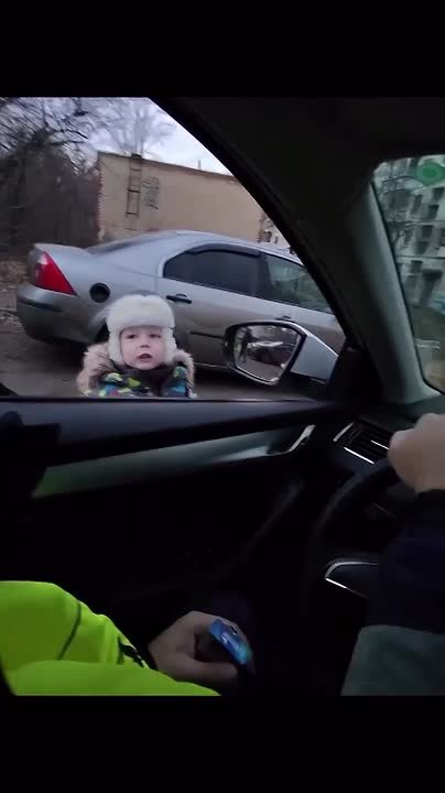 Милота недели! Юный челябинец общается с полицией