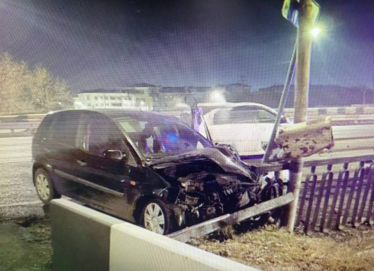 Ночью пьяный автомобилист врезался в электроопору