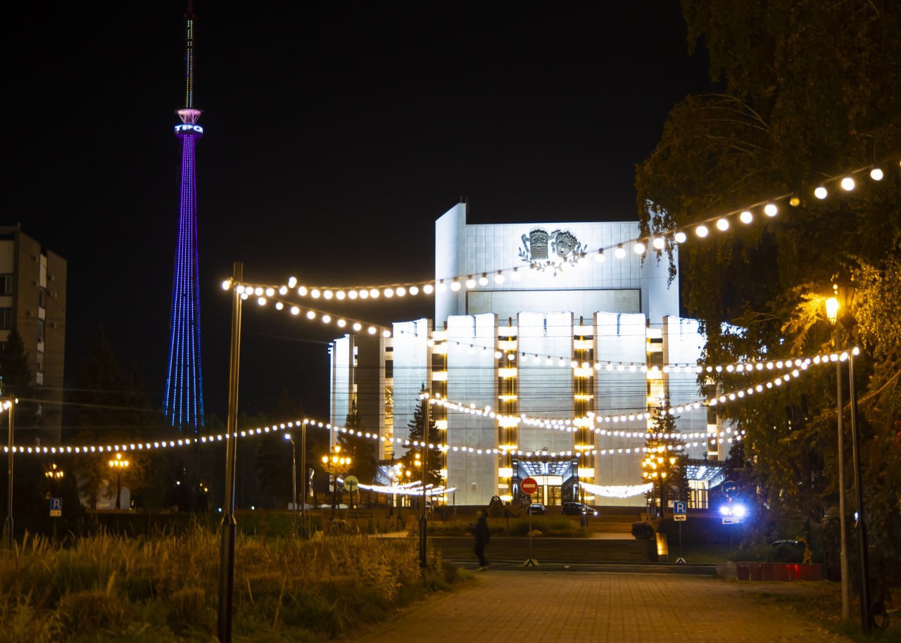 На зданиях и улицах Челябинска включат фиолетовую подсветку