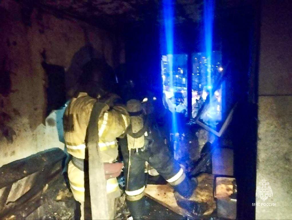 С балкона 6 этажа девочка просила о помощи С балкона 6 этажа девочка просила о помощи