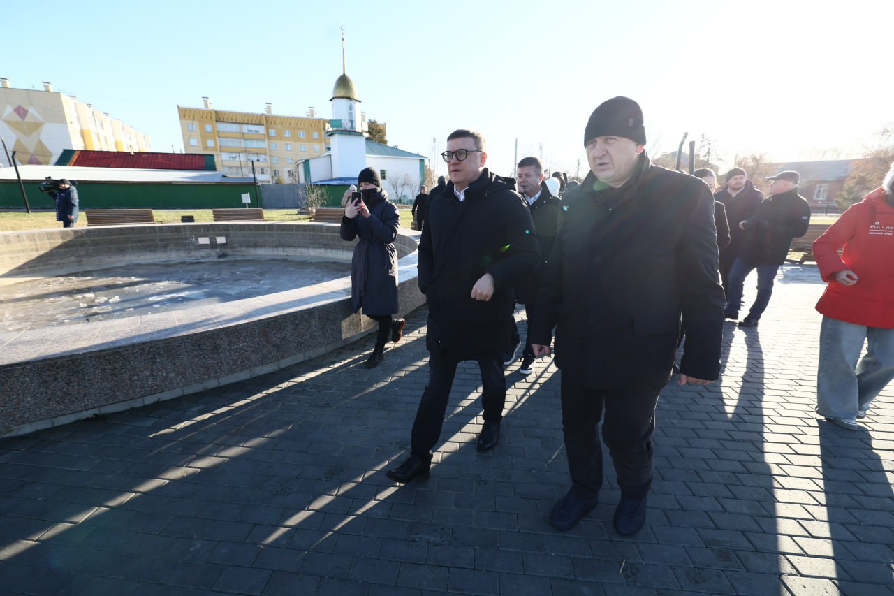 Алексей Текслер оценил новый хоккейный корт и набережную в Миасском Алексей Текслер оценил новый хоккейный корт и набережную в Миасском