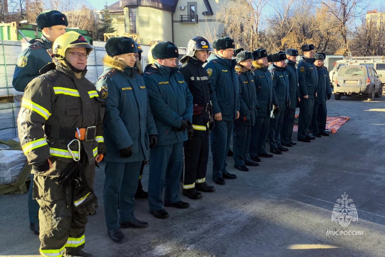 Учения на высоте: огнеборцы отработали навыки в условиях пожара в высотке Учения на высоте: огнеборцы отработали навыки в условиях пожара в высотке