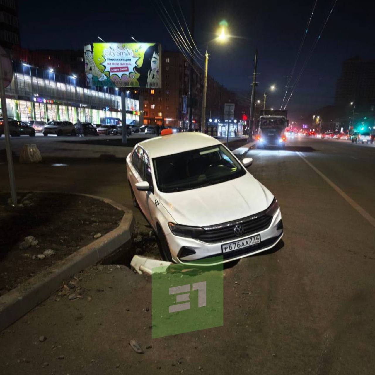 На Бр. Кашириных таксист провалился в устроенную дорожниками яму