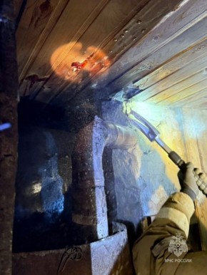 Снова пожар - снова баня. Накануне вечером сотрудники МЧС России работали на пожаре в городе Южноуральск: в частном домовладении на улице Клубничная загорелась баня