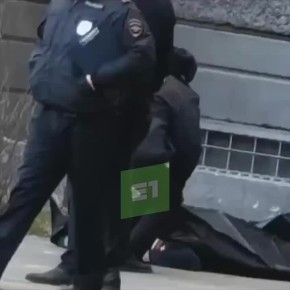 В Парковом мужчина в военной форме упал с крыши многоэтажки