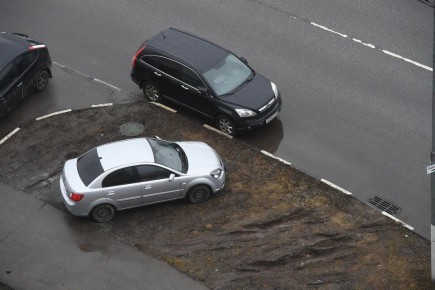 В Челябинске появился чат-бот для жалоб на парковку на газонах