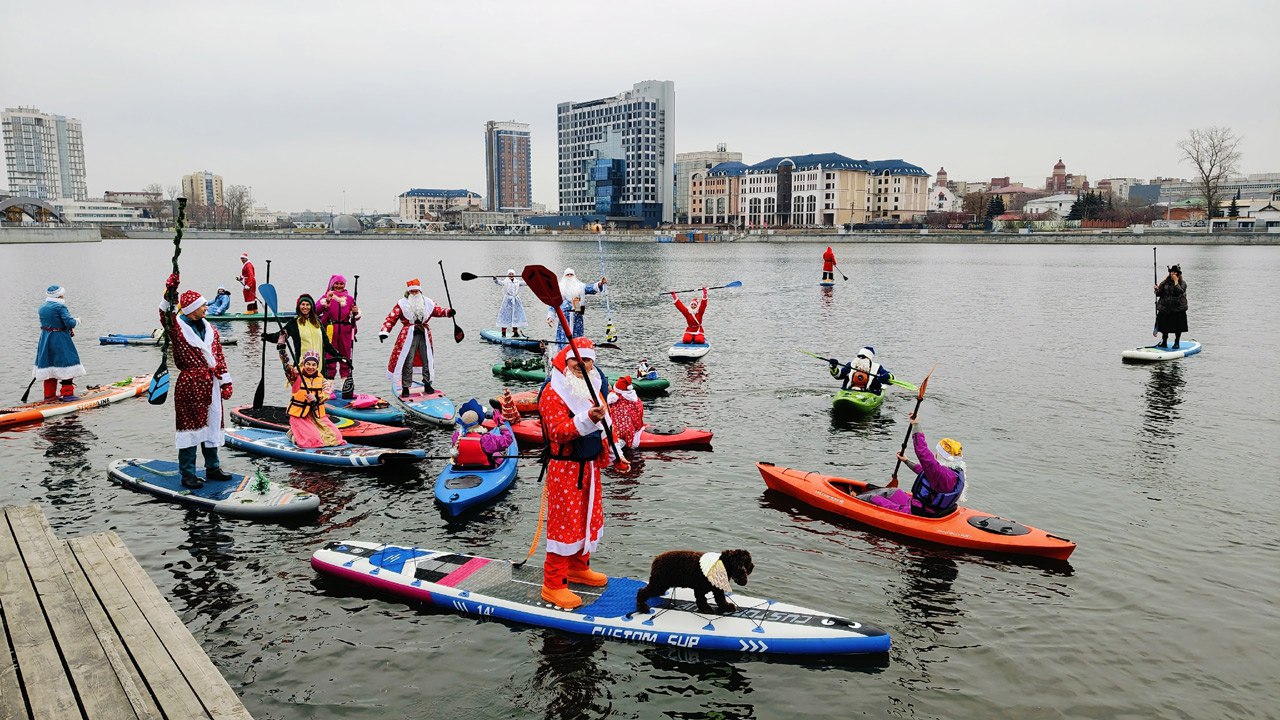 Деды Морозы устроили заплыв на сапбордах в центре Челябинска