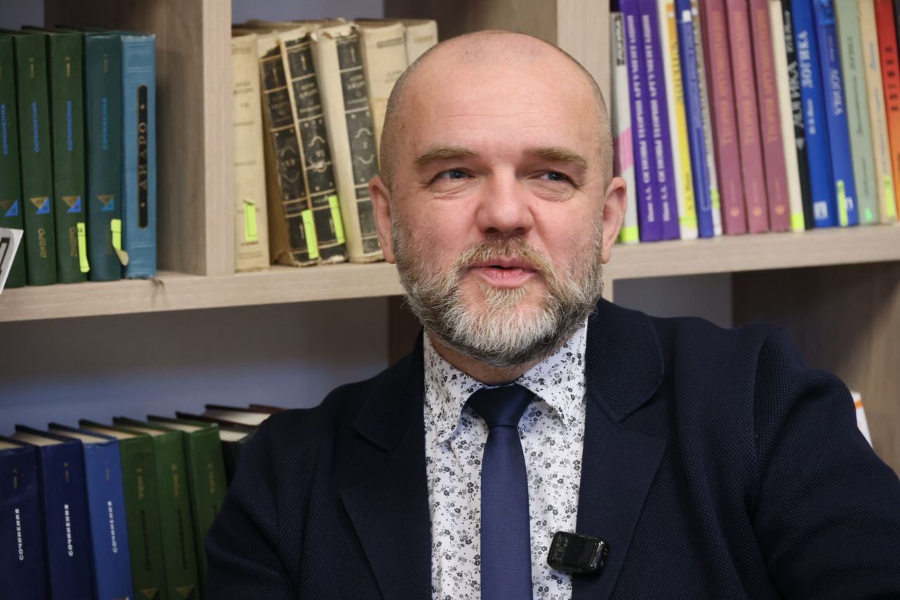 Писатель Дмитрий Конаныхин объяснил, почему храмы важнее научных институтов