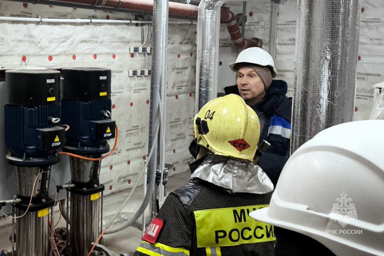 Учения на высоте: огнеборцы отработали навыки в условиях пожара в высотке Учения на высоте: огнеборцы отработали навыки в условиях пожара в высотке