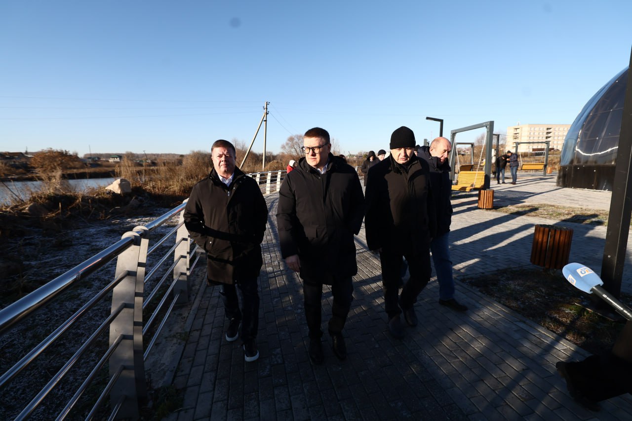 Алексей Текслер оценил новый хоккейный корт и набережную в Миасском Алексей Текслер оценил новый хоккейный корт и набережную в Миасском