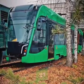 В Челябинск доставили трехсекционный трамвай