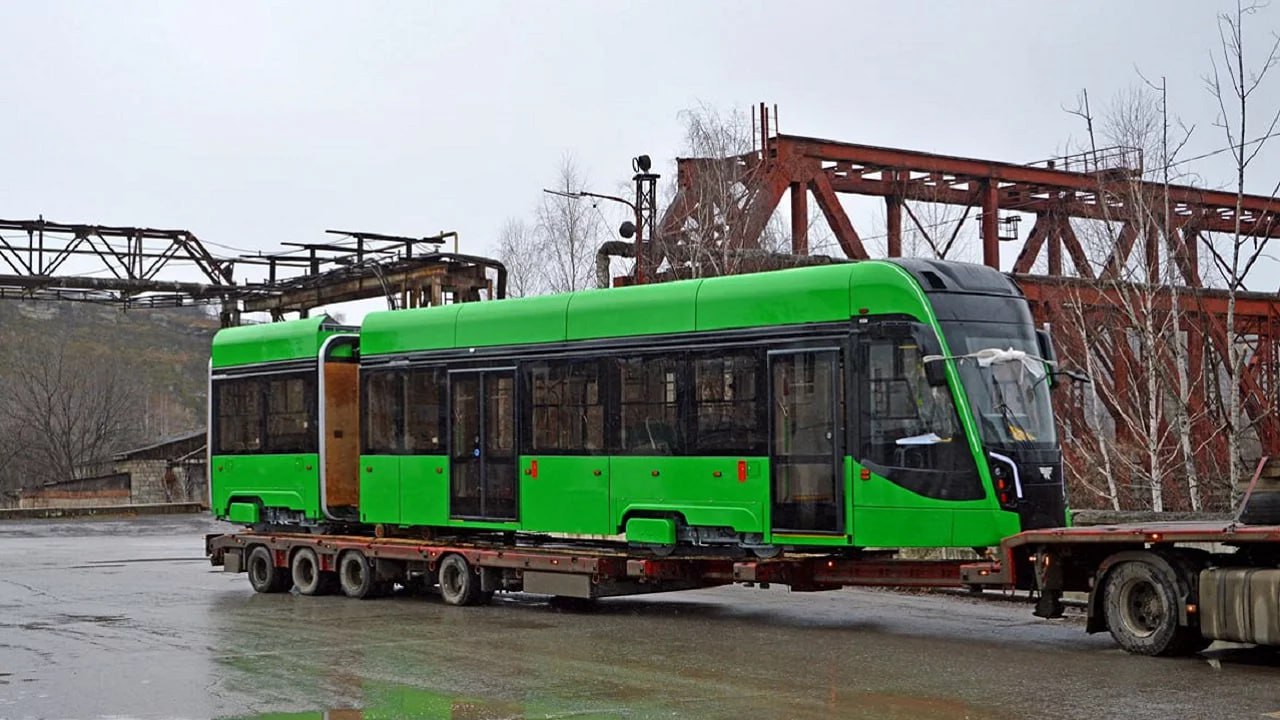 Новый трехсекционный трамвай отправили в Челябинск
