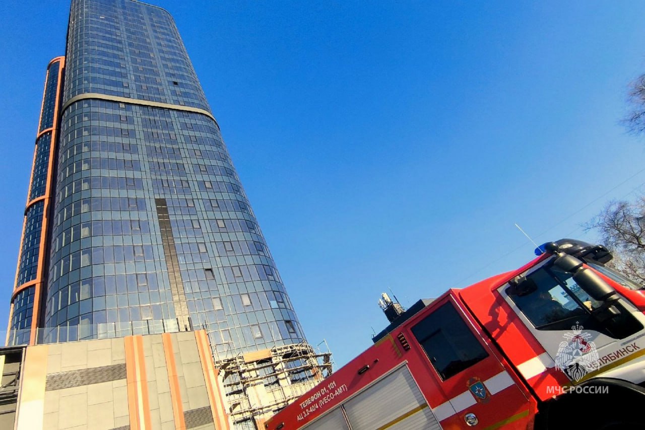 Учения на высоте: огнеборцы отработали навыки в условиях пожара в высотке Учения на высоте: огнеборцы отработали навыки в условиях пожара в высотке