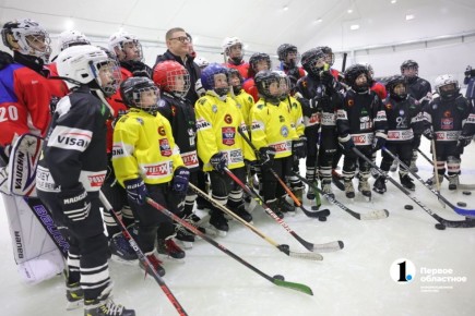 Новый крытый хоккейный корт открылся в селе Миасском!