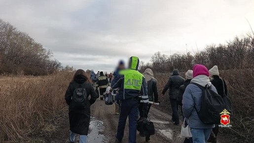 Сотрудники Госавтоинспекции оказывают помощь пассажирам электропоезда «Орлан» 7006 «Екатеринбург — Челябинск»