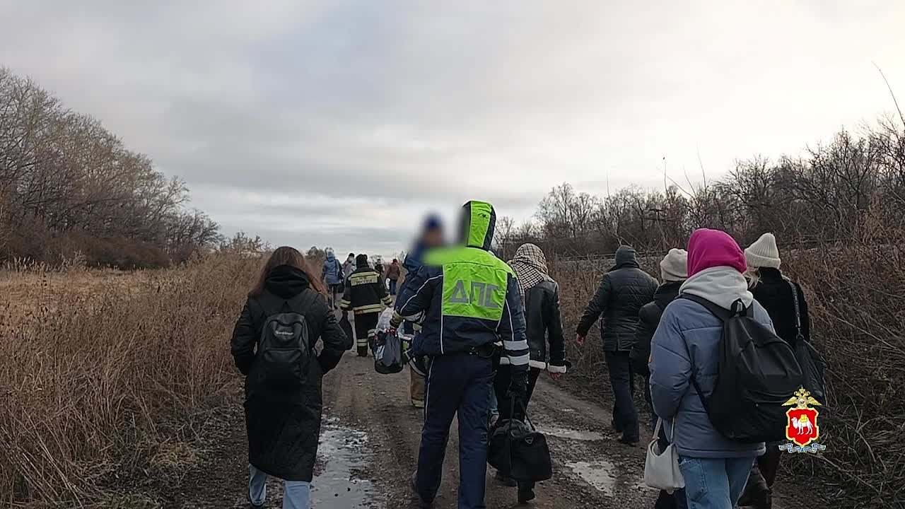 Сотрудники ДПС и пожарные помогают пассажирам попавшего в ДТП под Челябинском пригородного поезда