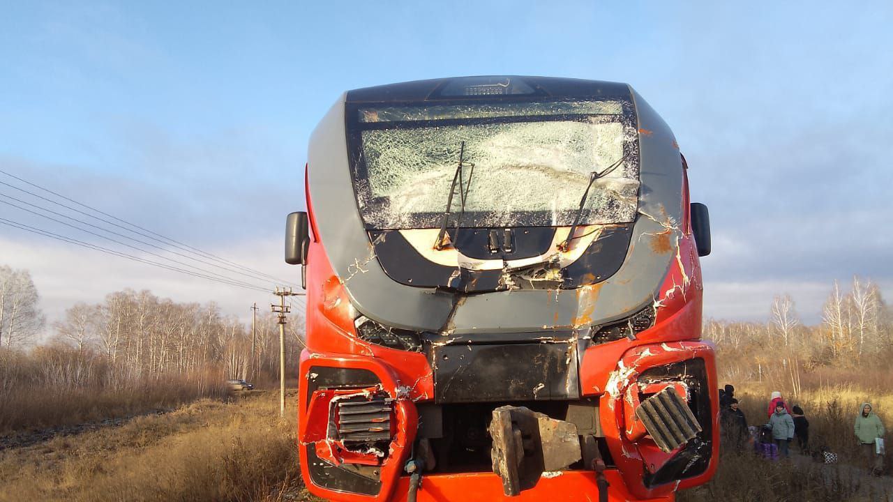 Два человека госпитализированы после ДТП с пригородным поездом под Челябинском