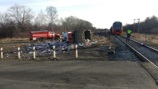 В ДТП с пригородным поездом под Челябинском пострадал водитель грузовика