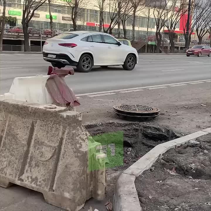 Колодец на Бр.Кашириных, куда провалился таксист, решили доделать