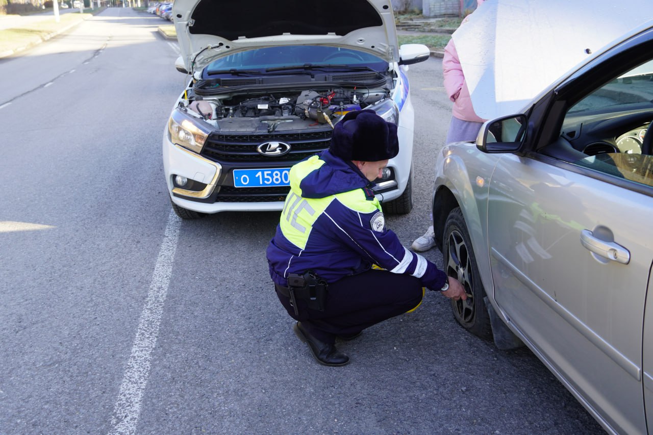 В Трехгорном начальник Госавтоинспекции помог женщине-водителю на дороге В Трехгорном начальник Госавтоинспекции помог женщине-водителю на дороге