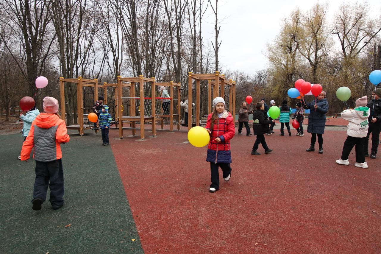 В Ясиноватой открыли первую очередь парка, который восстановили при поддержке Челябинской области в рамках шефского взаимодействия В Ясиноватой открыли первую очередь парка, который восстановили при поддержке Челябинской области в рамках шефского взаимодействия