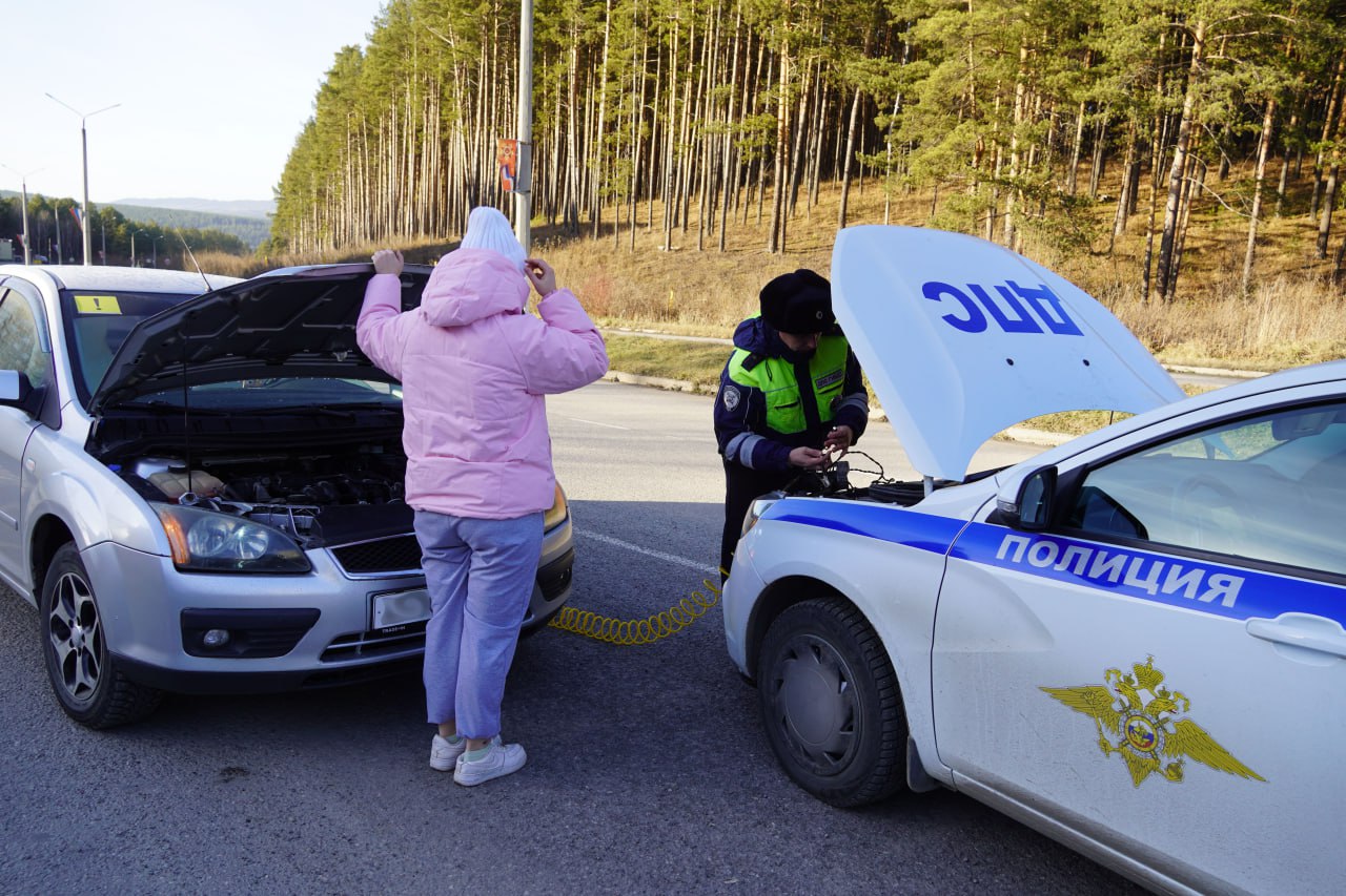 В Трехгорном начальник Госавтоинспекции помог женщине-водителю на дороге