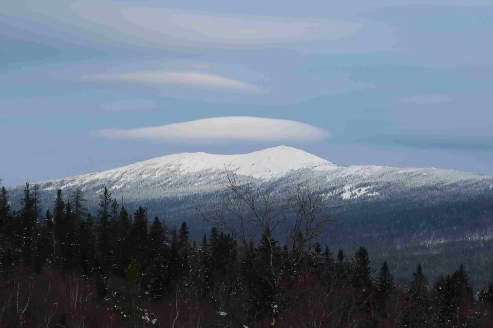 Неподвластно ветру: в Челябинской области заметили редкое лентикулярное облако