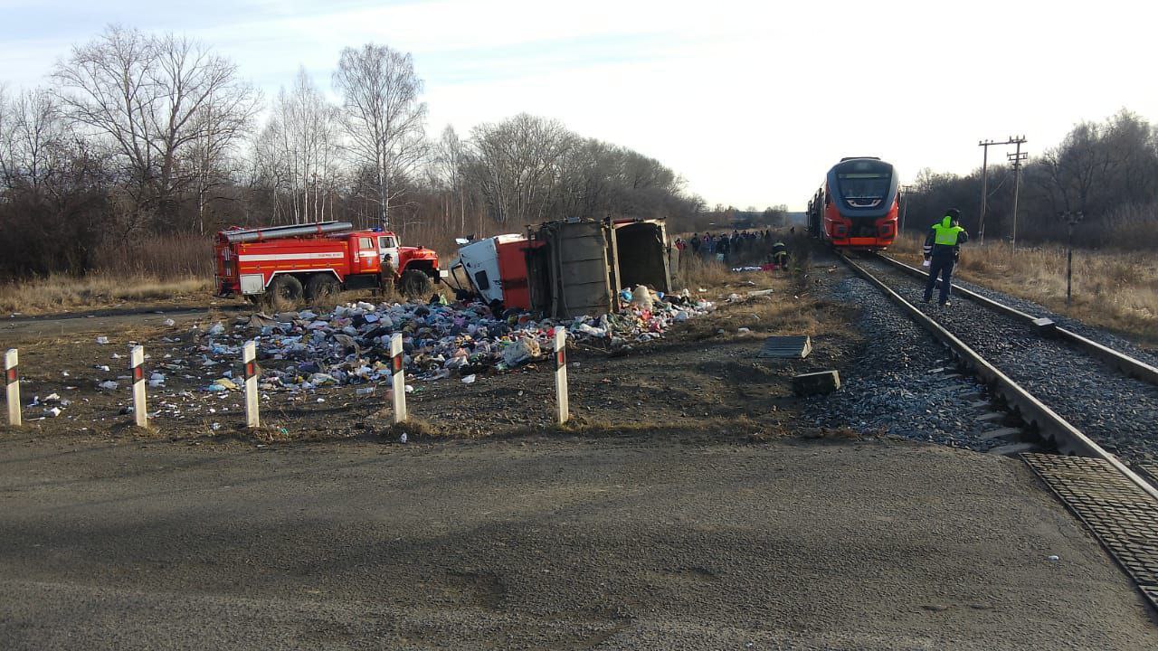 Под Челябинском пассажирский поезд протаранил мусоровоз