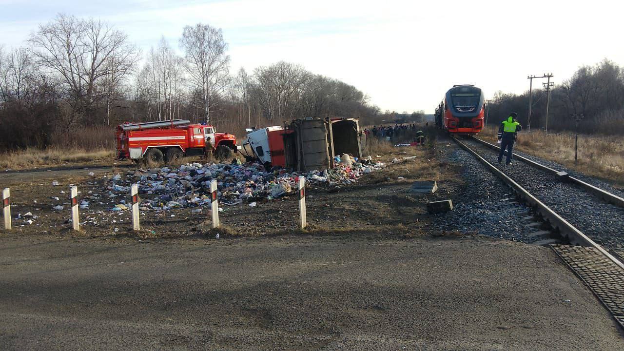 Мусоровоз выехал на пути перед приближающимся поездом Мусоровоз выехал на пути перед приближающимся поездом