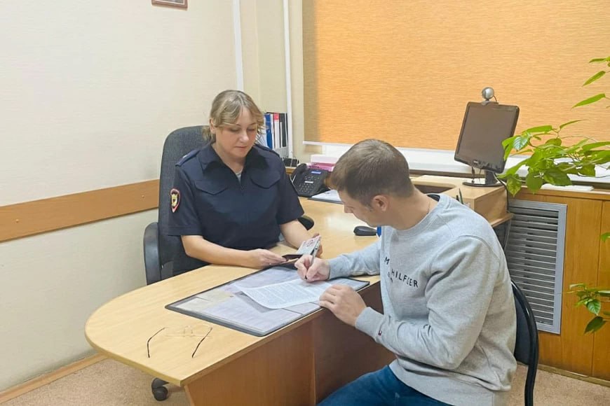 В Челябинске полицейские оформили разрешение на временное проживание в России гражданину Латвии