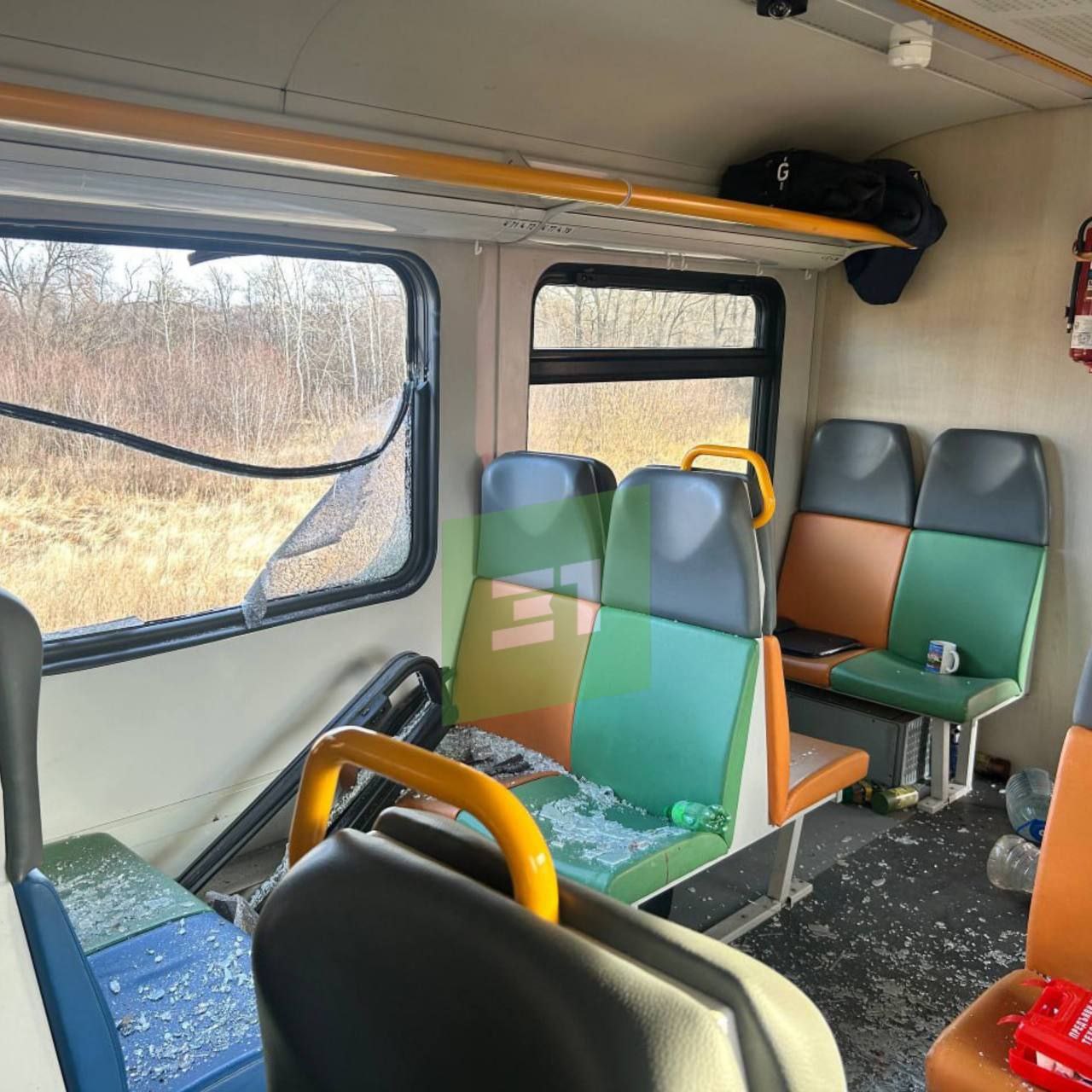 Мусоровоз выехал на пути перед приближающимся поездом Мусоровоз выехал на пути перед приближающимся поездом