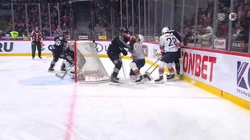 Евгений Кузнецов провел первый матч в Челябинске за 4277 дней, а игроки родного "Трактора" разбили ему лицо