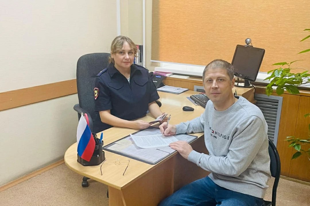 В Челябинске полицейские оформили разрешение на временное проживание в России гражданину Латвии В Челябинске полицейские оформили разрешение на временное проживание в России гражданину Латвии