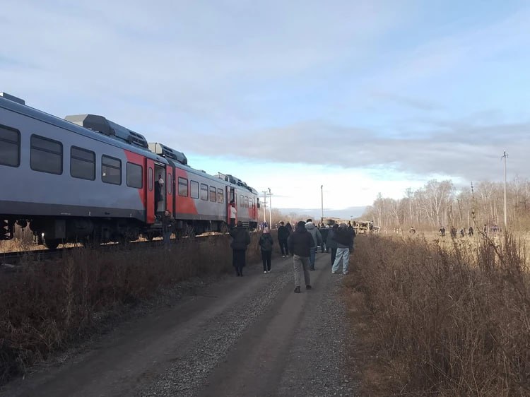 Авария на путях: пассажирский поезд врезался в мусоровоз в Челябинской области Авария на путях: пассажирский поезд врезался в мусоровоз в Челябинской области