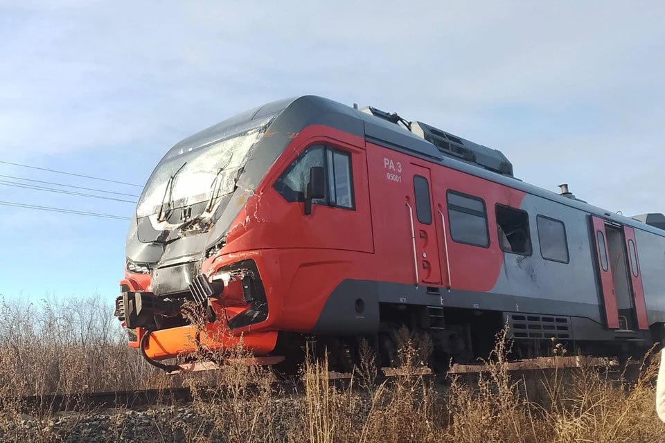 Авария на путях: пассажирский поезд врезался в мусоровоз в Челябинской области